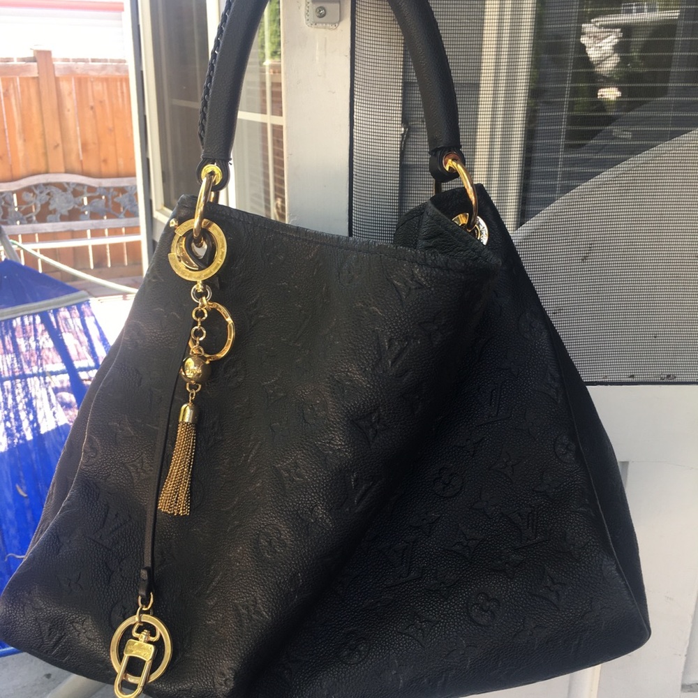Authentic  Louis Vuitton Artsy bag MM size .